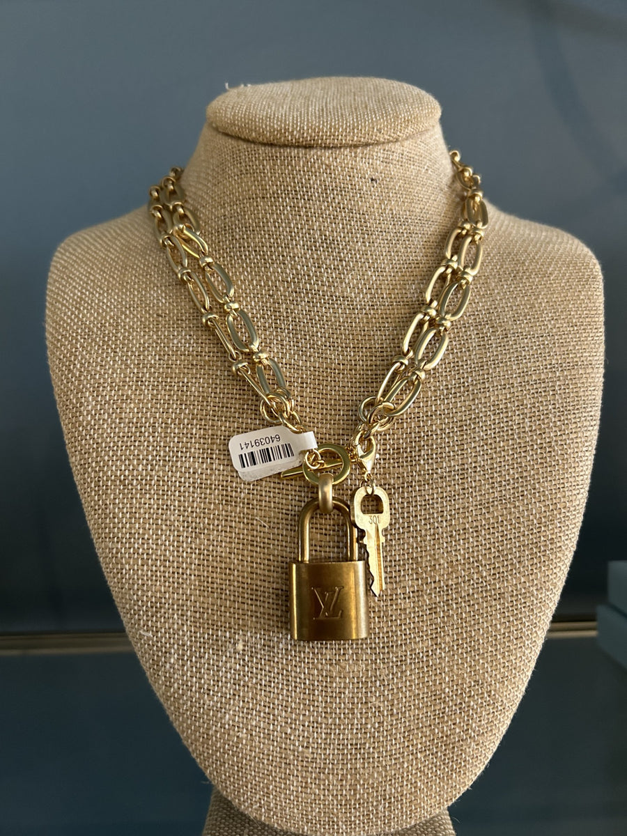 Oval Toggle Lock Necklace